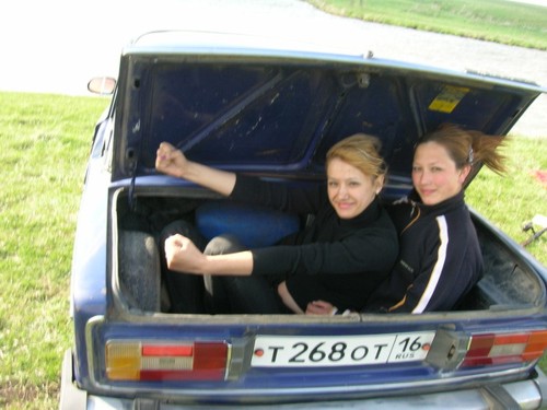 "Это моя первая машина - моя старушечка. Ездила на ней 2 года и стала практически механиком. Фото сделано на природе. Решили там "покататься", - пишет Зиятдинова Лилия. Зиятдинова